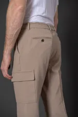 Pantalón cargo color beige con bolsillos laterales y corte recto.