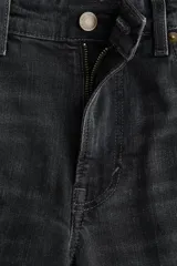 Jean de tiro alto con corte acampanado desde la rodilla, confeccionado en denim con efecto lavado y bajo deshilachado.