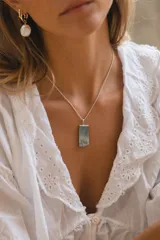 Collar de acero con dije de piedra ágata natural en formato rectangular, con cadena de eslabones finos.