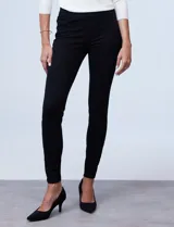 Jegging azul con pretina elastizada, bolsillos delanteros simulados y bolsillos traseros aplicados.