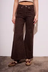 Pantalón de jean marrón con estampado animal print, corte flare y tiro medio.