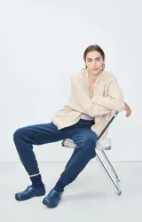 Cárdigan corto de punto color negro, con mangas largas y corte holgado.