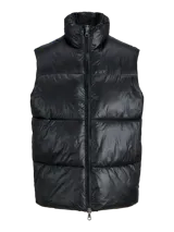 Chaleco puffer de nylon con diseño acolchado, cuello alto y cierre frontal con cremallera. Presenta un acabado resistente y un corte versátil ideal para superponer capas.