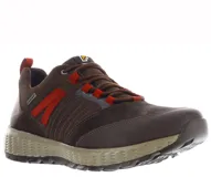 Zapatos Freeway de estilo outdoor urbano, confeccionados en una combinación de cuero, material sintético y textil. Presentan un diseño en tonos azul oscuro con detalles en naranja vibrante, cordones al tono y una suela robusta con textura geométrica para mayor tracción.