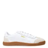 Championes Puma modelo Club 5V5 Lux, de diseño urbano con parte superior de cuero sintético blanco y detalles en gamuza beige en la puntera y el talón. Cuenta con suela de goma color caramelo y logo de la marca en dorado.