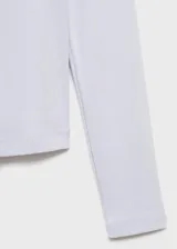 Camiseta básica de manga larga y cuello redondo, de corte recto y color celeste.