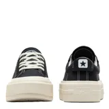 Championes Converse modelo Cruise Low Top, color negro con suela de plataforma de goma en tono crema. Presenta costuras blancas visibles y cordones al tono.