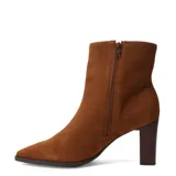 Bota de caña baja Bottero confeccionada en cuero gamuzado color marrón, con diseño de punta fina y taco cuadrado de altura media.