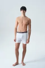 Boxer blanco con elástico negro en la cintura con la marca Carouomo estampada en blanco.