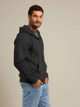 Canguro con capucha color ladrillo, con cierre frontal y bolsillos tipo canguro.