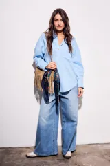 Camisa oversize de lino y viscosa color celeste, con cuello clásico, cierre frontal con botones y mangas largas.