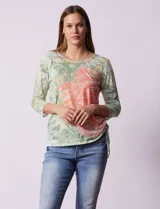 Blusa de modal estampado con flores, marca Ruby Rd. Tiene cuello redondo con aplique de tachas, mangas 3/4, frunces y lazo de ajuste en el lateral.