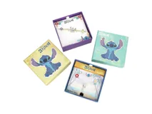 Pulsera dorada con dijes de Stitch, flores azules y ananás.