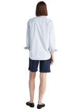 Short de sarga color azul marino, de corte slim con pierna recta y largo a la altura de la rodilla. Presenta cierre con botón y cremallera, y diseño de 4 bolsillos.