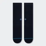Medias de caña media color negro, con tejido acanalado en la parte superior y detalle de línea horizontal en color turquesa sobre la puntera. Incluye logo bordado en tono azul en el lateral.