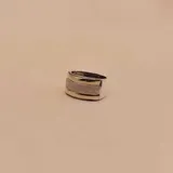 Anillo de diseño ancho con banda central satinada en plata 925 y bordes en oro, con acabado texturizado.