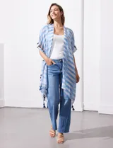 Kimono tejido con estampado de rayas azules y blancas, mangas amplias estilo japonés y terminación de ruedo con borlas azules.
