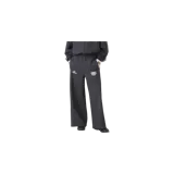 Pantalón de jogging Eme Studios modelo Referee Sweatpants de corte ancho, color gris oscuro con patrón de rayas diplomáticas. Presenta una línea blanca lateral en cada pierna, cintura elástica y detalles bordados en el frente, incluyendo un logo tipográfico y un escudo heráldico.