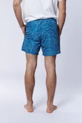Short de baño azul con estampado geométrico en blanco.
