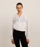 Campera rompevientos deportiva Get Over de poliamida blanca, con capucha, cierre frontal de cremallera y puños y cintura ajustados.