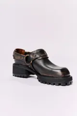 Zapato de cuero negro con hebilla y plataforma con suela track.