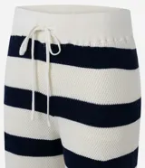 Pantalón de punto a rayas horizontales anchas, color blanco y azul marino, de corte recto y tiro alto con cintura elástica y lazo ajustable.