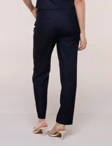 Pantalón de vestir gris claro de corte recto, confeccionado en mezcla de poliéster, rayón y elastano, con pretina, trabillas para cinto y bolsillos.