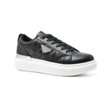 Championes blancos con plataforma, detalles acolchados y logo triangular dorado con strass en el lateral.