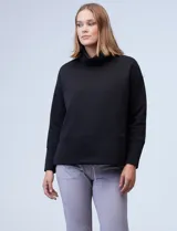 Buzo de jersey color lila con cuello alto y tajos laterales.