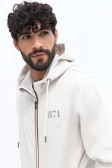 Campera de felpa azul marino con cierre frontal, capucha ajustable con cordones blancos y bolsillos canguro. Presenta un pequeño parche estampado en el pecho izquierdo.