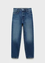 Jeans de tiro alto con corte mom-fit, confeccionados en tejido de algodón estilo vaquero. Presentan cierre de cremallera y botón, trabillas para cinturón y diseño clásico de cinco bolsillos.