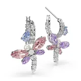 Pendientes en forma de libélula con baño de rodio, compuestos por aros engastados en pavé de circonitas transparentes. Las alas presentan cristales en tonos rosas y morados, con una perla de cristal en la cabeza de la libélula.