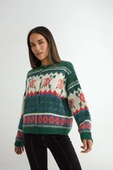 Cardigan de punto con diseño jacquard multicolor, cuello redondo y cierre frontal con botones. Presenta un patrón geométrico y floral en tonos verde, rojo, azul y crema.