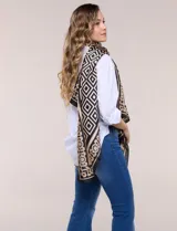 Pashmina de satén con estampado geométrico en tonos negros, beige y dorados, de forma rectangular y gran tamaño.