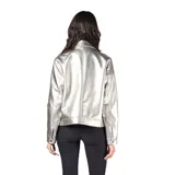 Campera de cuero sintético metalizado en color plateado, con cuello clásico, cierre frontal completo y bolsillos laterales.