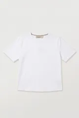 Remera de manga corta y cuello redondo color crudo, corte clásico y holgado.