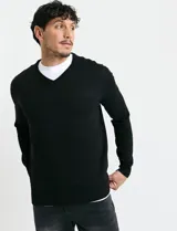 Sweater de punto color ladrillo con cuello en V y mangas largas.