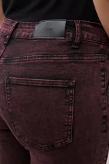 Pantalón de jean tiro alto, color bordó con efecto acid wash, corte oxford (acampanado en la parte inferior).