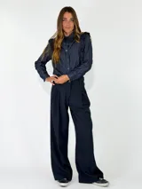Pantalon de vestir azul marino, de corte recto y tiro alto, con pinzas frontales y bolsillos laterales.