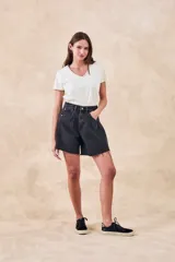 Remera de algodón color mostaza, de manga corta y escote en V con detalle metalizado.