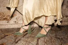 Zapato de tacón ancho color rosa viejo, de tela tipo terciopelo, con puntera fina y tiras cruzadas sobre el empeine.