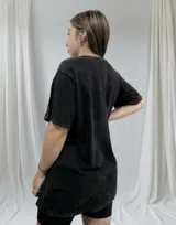 Remerón negro con estampado de un dragón, palmeras y texto "Surf & Skate Crew, Wild Waves, Asian Tour".