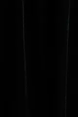 Pantalón de tiro alto de velour negro, de corte recto con pinzas y cintura elástica.