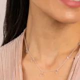 Collar de plata 925 con cadena de 40 cm más 5 cm de extensión y dijes de cuarzo rosado en forma de gota.