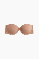 Sujetador strapless de microfibra color nude, con copas ligeramente acolchadas, aros para mayor soporte y laterales autoadhesivos.