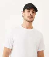 Remera de manga corta y cuello redondo, confeccionada en algodón peruano de alta calidad. Presenta un diseño liso y corte cómodo, ideal para uso diario.