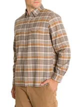 Camisa de franela de algodón orgánico para hombre, de manga larga y calce regular, con estampado de cuadros en tonos marrón, beige y tostado. Cuenta con cuello camisero, cierre frontal con botones de madera y dos bolsillos frontales con solapa.