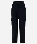 Pantalón negro de crepé con corte carrot, cintura alta con elástico en la parte trasera y lazo en la delantera, bolsillos delanteros con detalle metalizado y bolsillos cargo laterales.