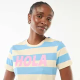 Remera de manga corta con diseño de rayas horizontales en tonos celeste y beige, con la palabra "HOLA" estampada en el pecho en color rosado.