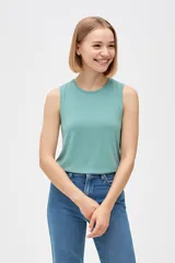 Musculosa verde agua sin mangas de poliéster, corte holgado y cuello redondo.